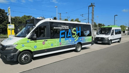 Autmatisiiert fahrendes Shuttle FLASH parkt an der Haltestelle