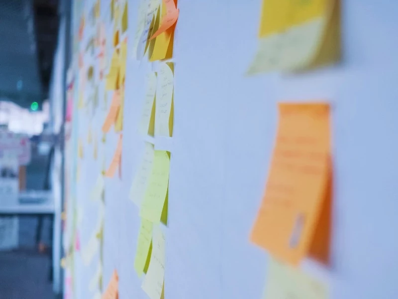Post-It-Zettel kleben an einer Wand