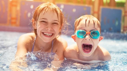 Zwei lachende Kinder im Wasser