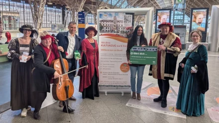 Eine Gruppe historisch gekleideter Menschen steht auf dem Bahnhof Leipzig