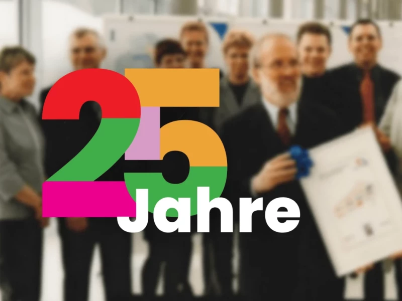 bunte Zahl 25 mit MDV-Mitarbeitenden im Hintergrund