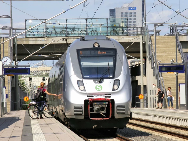 S-Bahn steht am Haltepunkt MDR in Leipzig