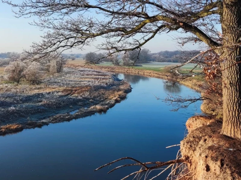 Fluss fließt durch Winterlandschaft
