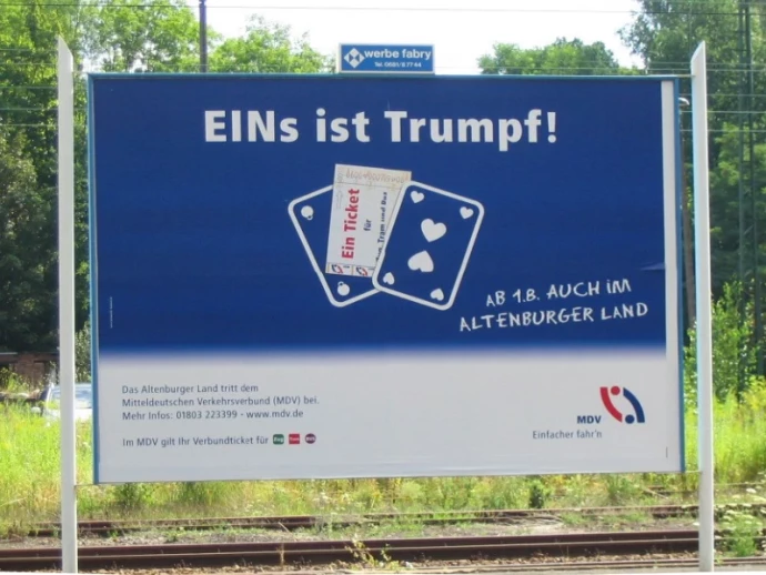 Großflächenplakat zur Verbunderweiterung Altenburger Land mit einem Spielkartenmotiv und dem Slogan "EINs ist Trumpf".