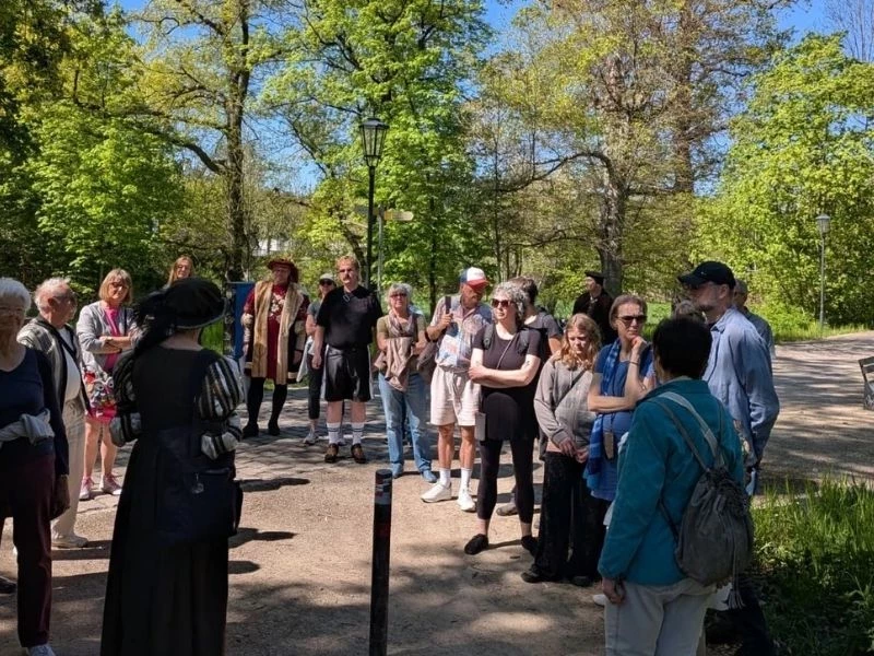 Gäste bei einer Stadtführung durch Torgau