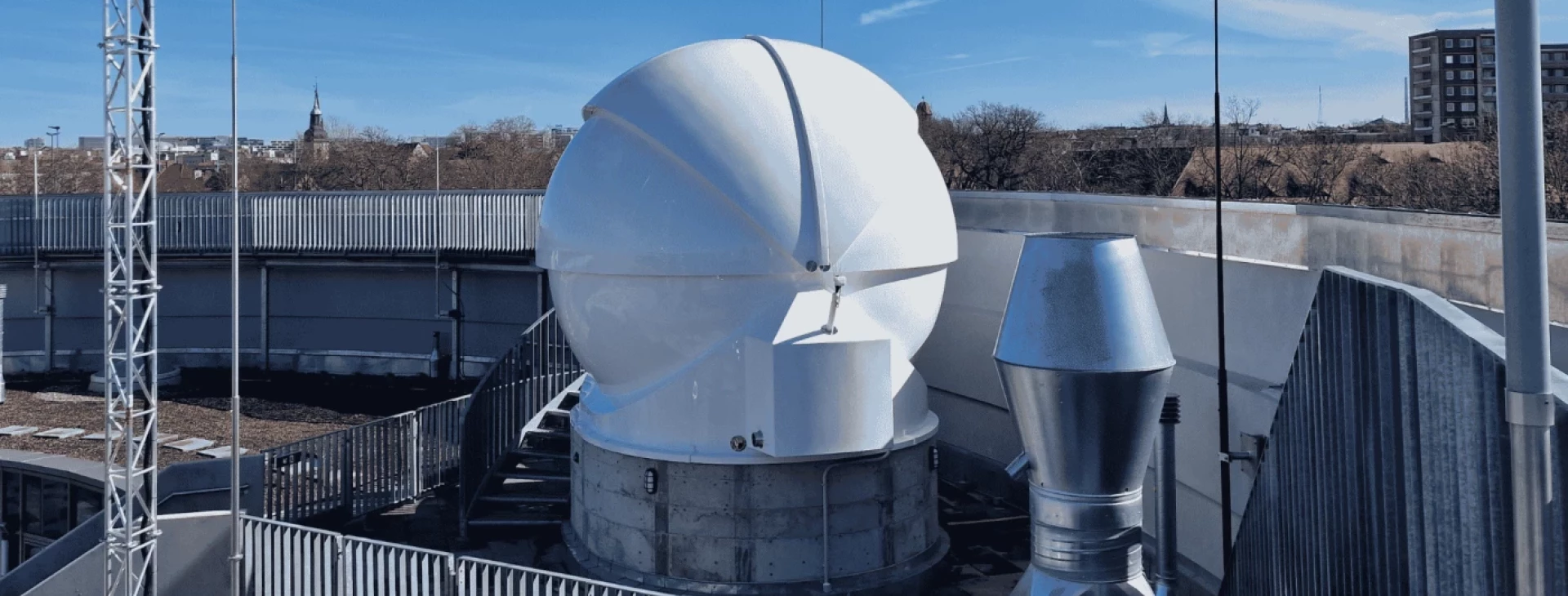 Das Planetarium in Halle (Saale) mit der Sternwarte von außen