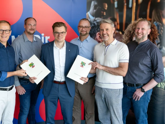 Staatssekretär Haller übergibt Fördermittelbescheid an Personen von MDV und EMMD
