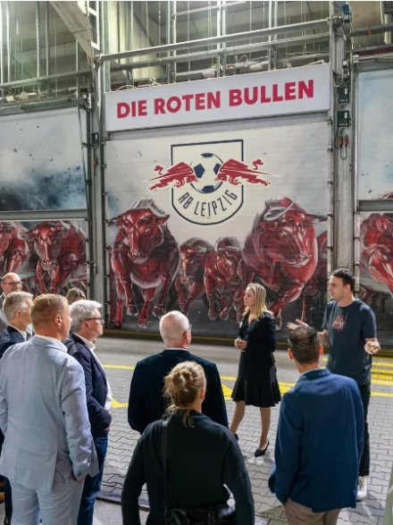 Menschen bei einer Führung im Red Bull Stadion