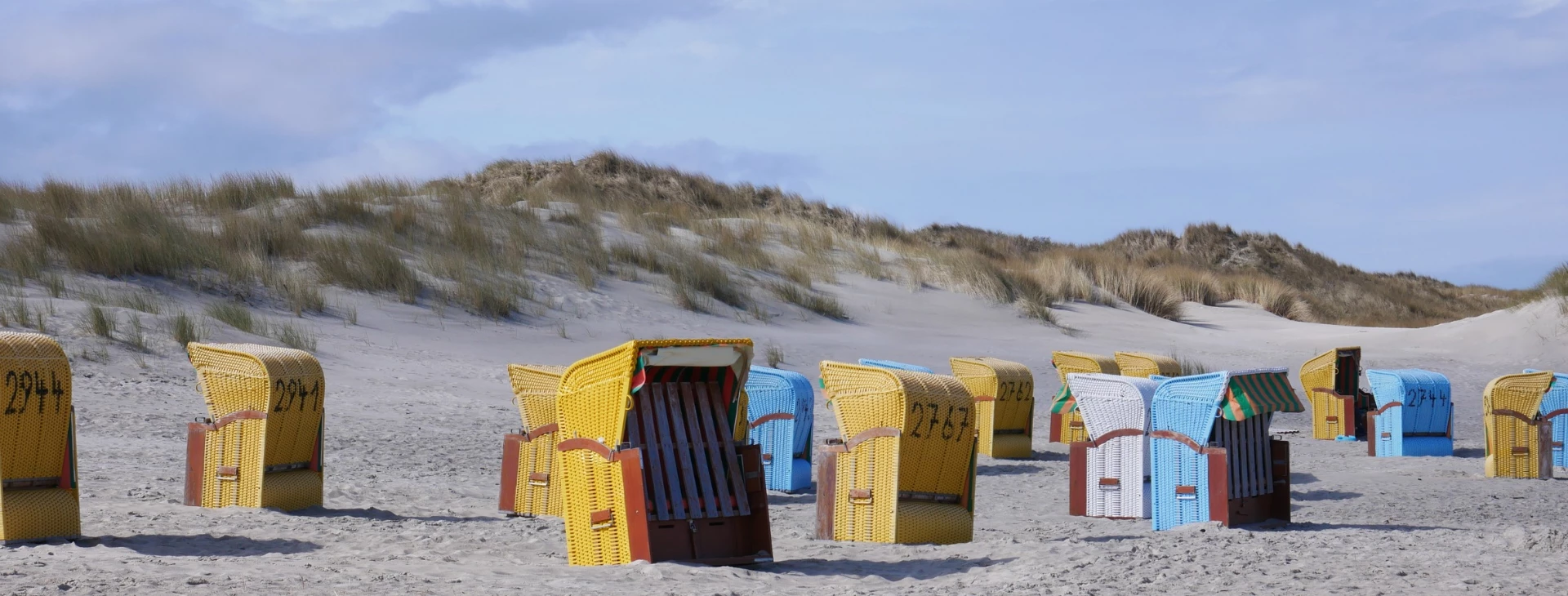 Bunte Strandkörbe in Ostfriesland am Strand