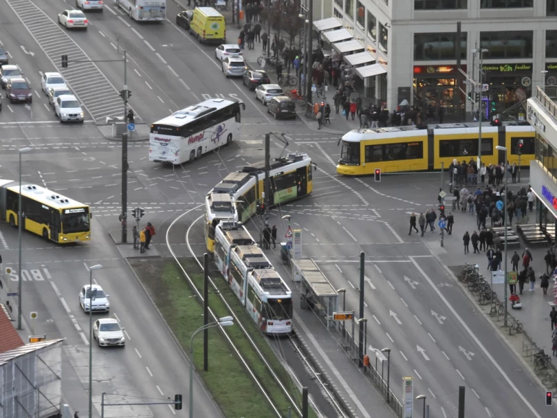 Straßenbahnen und Busse von oben