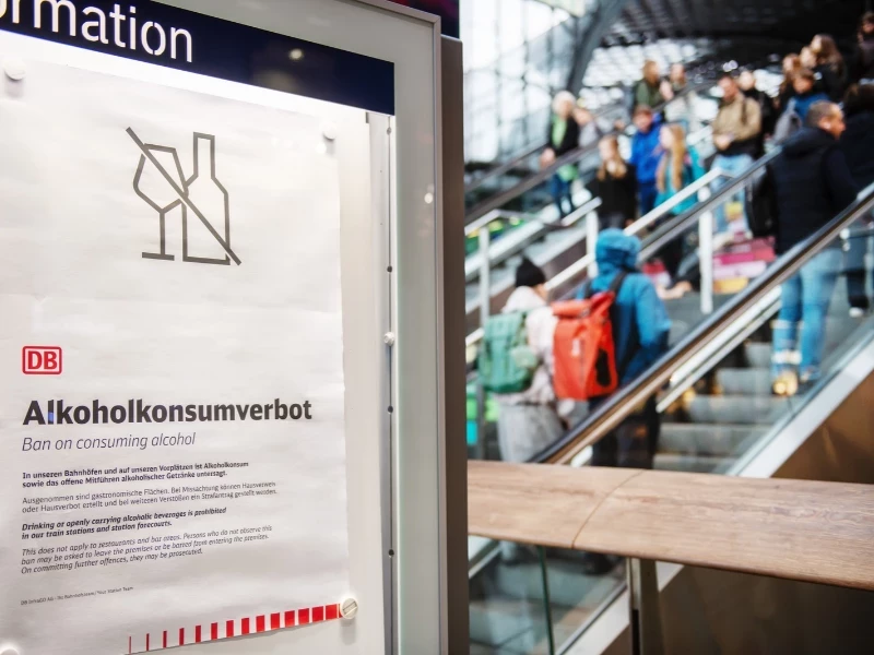 Aushang zum Alkoholverbot an Bahnhöfen der DB.