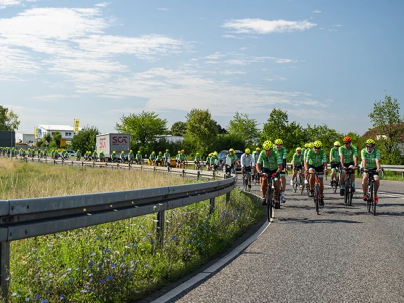 Radfahrer fahren auf einer Straße bei der Benefizradtour Tour der Hoffnung.
