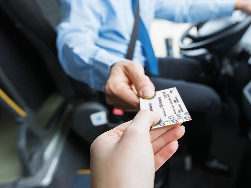 Fahrgast zeigt Busfahrer das Ticket