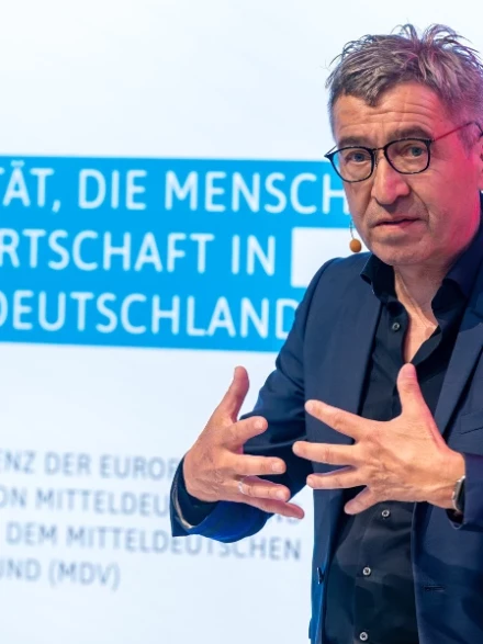 Grauhaariger Mann hält eine Rede auf der Jahreskonferenz von MDV und EMMD