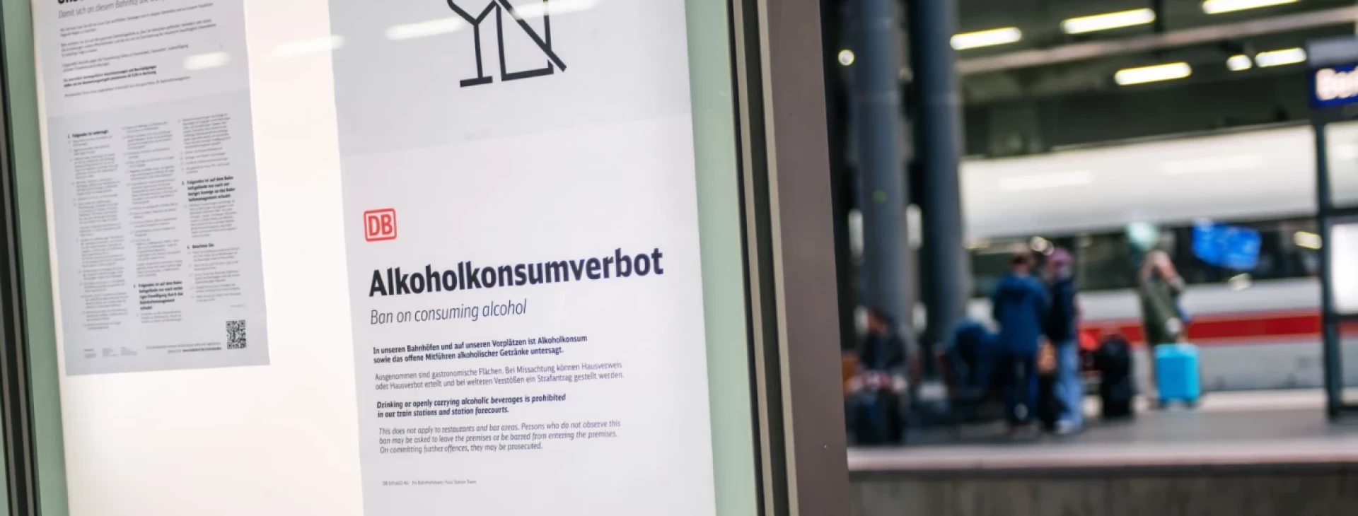 Ein Schild am Bahnhof, das über das neu eigeführte Alkoholverbot an Bahnhöfen der DB informiert.
