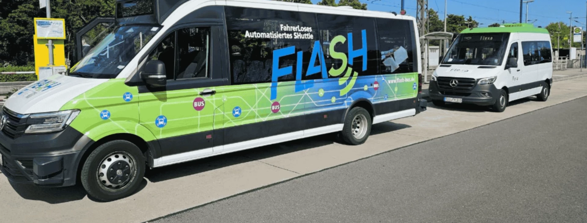 Autmatisiiert fahrendes Shuttle FLASH parkt an der Haltestelle