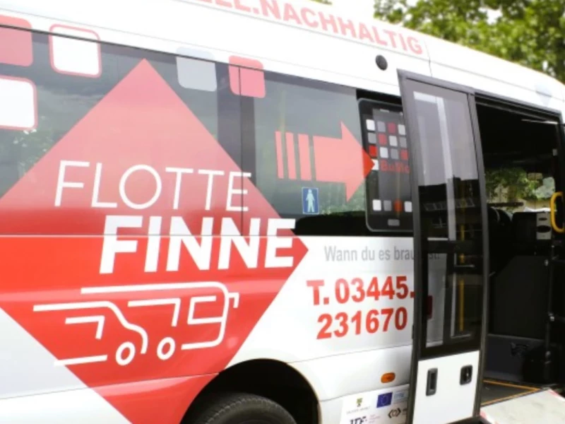 Ein Rufbus der Flotte Finne-Flotte im Burgenlandkreis