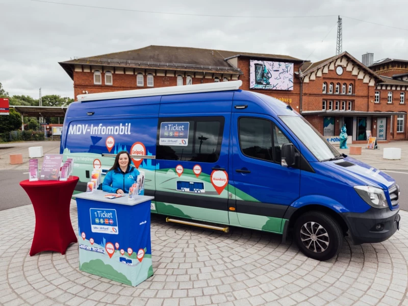 Das MDV-Infomobil steht in Eilenburg auf dem Bahnhofsvorplatz