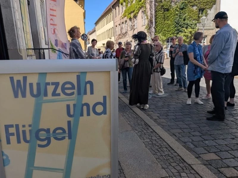 Eine Touristengruppe bei einer Stadtführung durch Torgau
