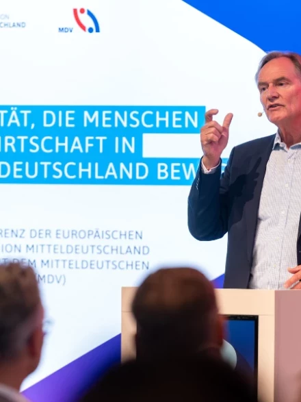 Ein Mann hinter einem Rednerpult