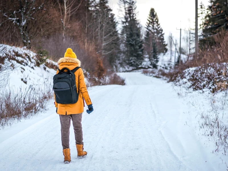 Wanderin auf einem verschneiten Spazierweg