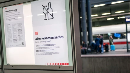 Ein Schild am Bahnhof, das über das neu eigeführte Alkoholverbot an Bahnhöfen der DB informiert.