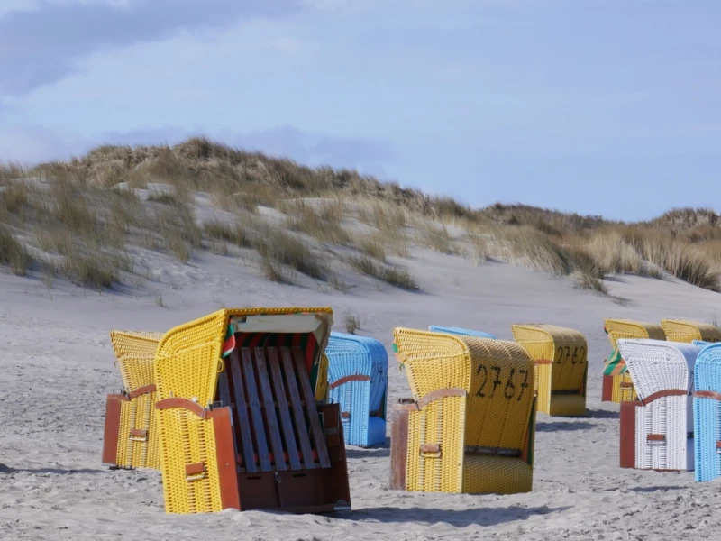 Bunte Strandkörbe in Ostfriesland am Strand