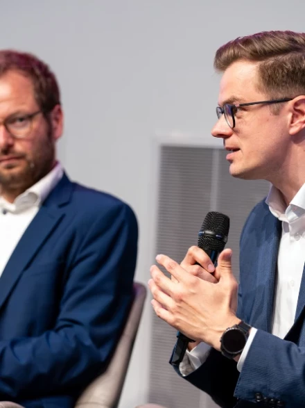 Zwei Männer mit Mikrofon