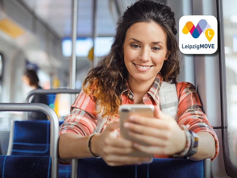 Frau schaut in der Straßenbahn auf ihr Smartphone