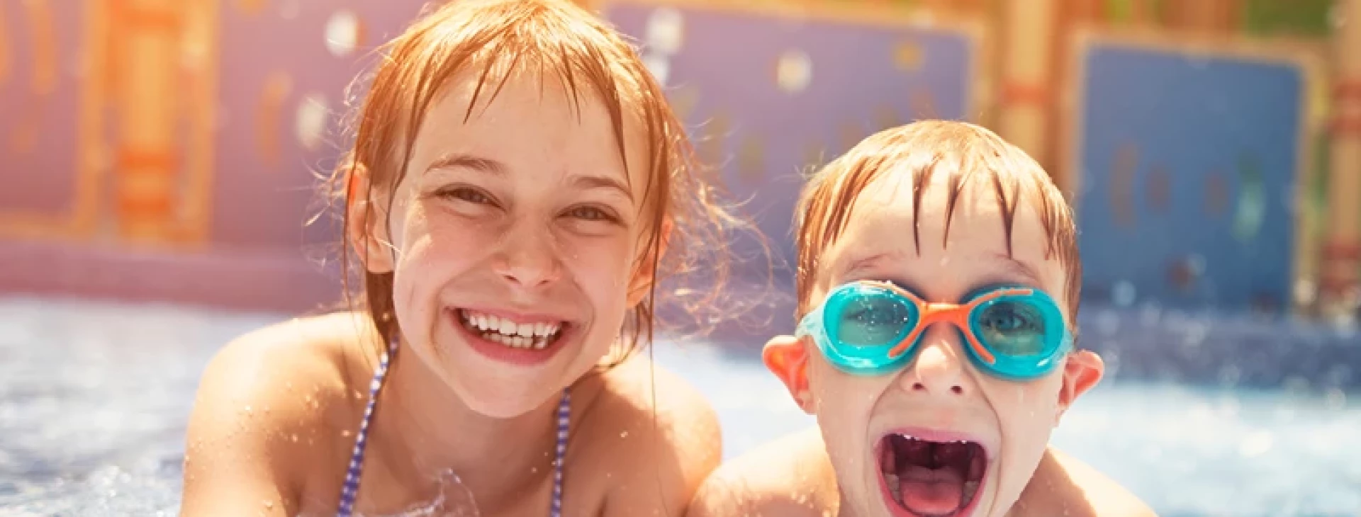 Zwei lachende Kinder im Wasser