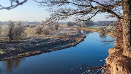 Fluss fließt durch Winterlandschaft