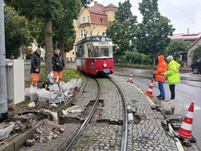 Die Naumburger Straßenbahn biegt um eine Kurve auf die neue Kurvenschmieranlage zu