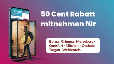 Mann steigt mit einer 50 Cent Münze unter dem Arm in ein großes Handy ein. Das Handy hat geöffnete Bustüren und die MOOVME-App auf dem Bildschirm.