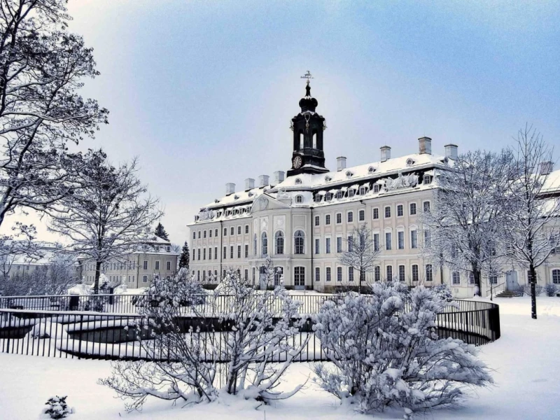 Eingeschneites Schloss Hubertusburg