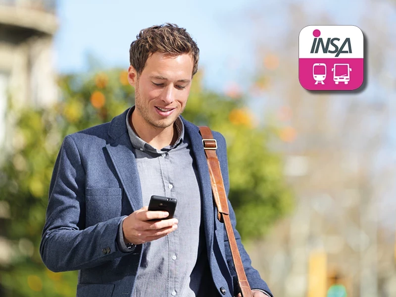 Mann im Anzug verwendet sein Smartphone