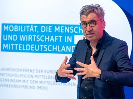 Thomas Dienberg hält eine Rede auf der Jahreskonferenz von MDV und EMMD