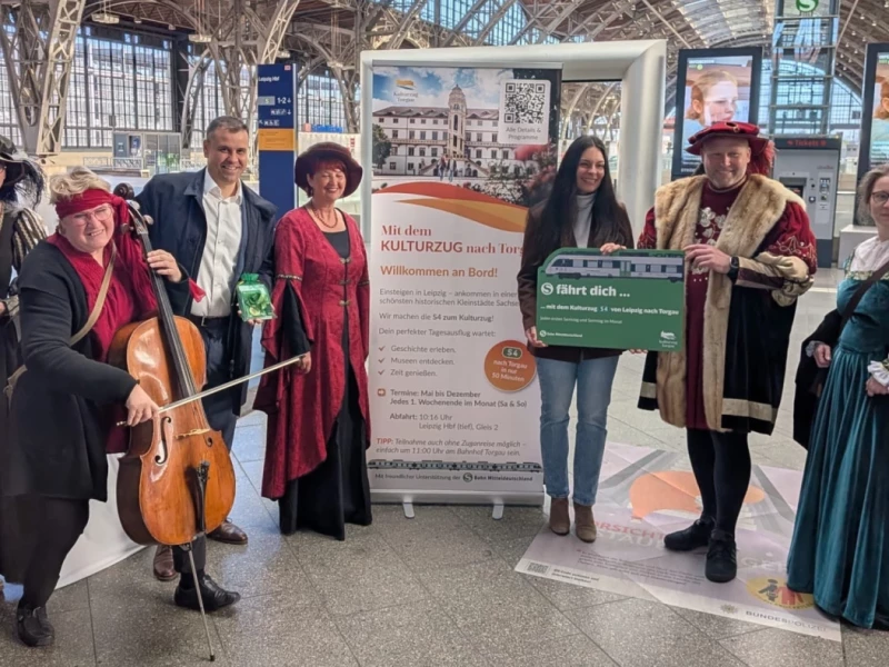 Eine Gruppe historisch gekleideter Menschen steht auf dem Bahnhof Leipzig