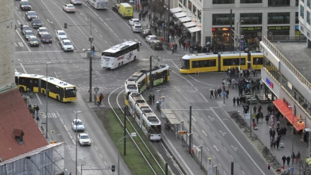 Straßenbahnen und Busse von oben