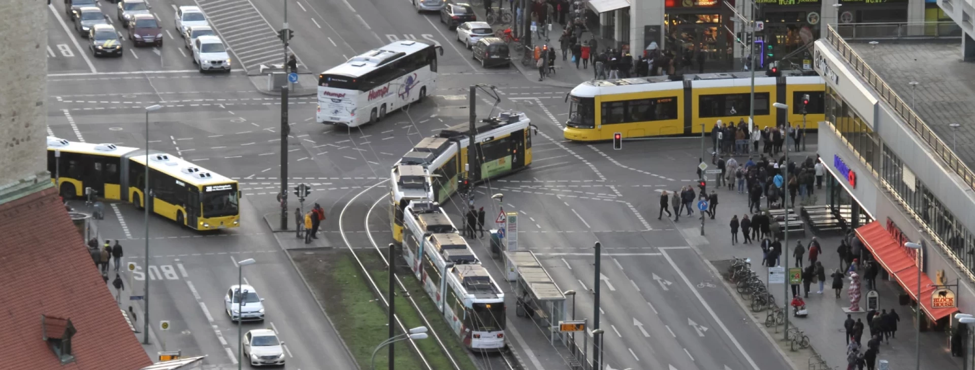 Straßenbahnen und Busse von oben