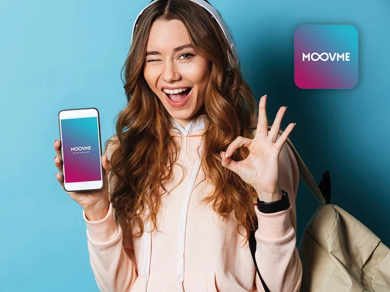 Frau mit Kopfhörern und MOOVME-App auf dem Smartphone