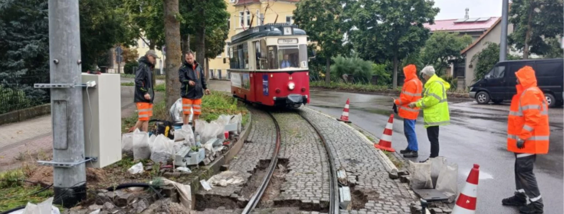 Die Naumburger Straßenbahn biegt um eine Kurve auf die neue Kurvenschmieranlage zu