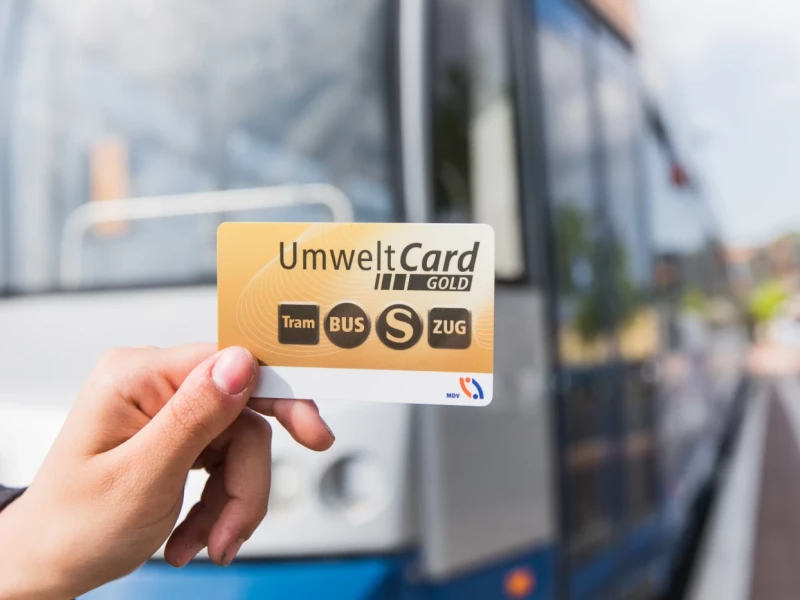 Nahaufnahme einer Chipkarte mit einem Bus im Hintergrund