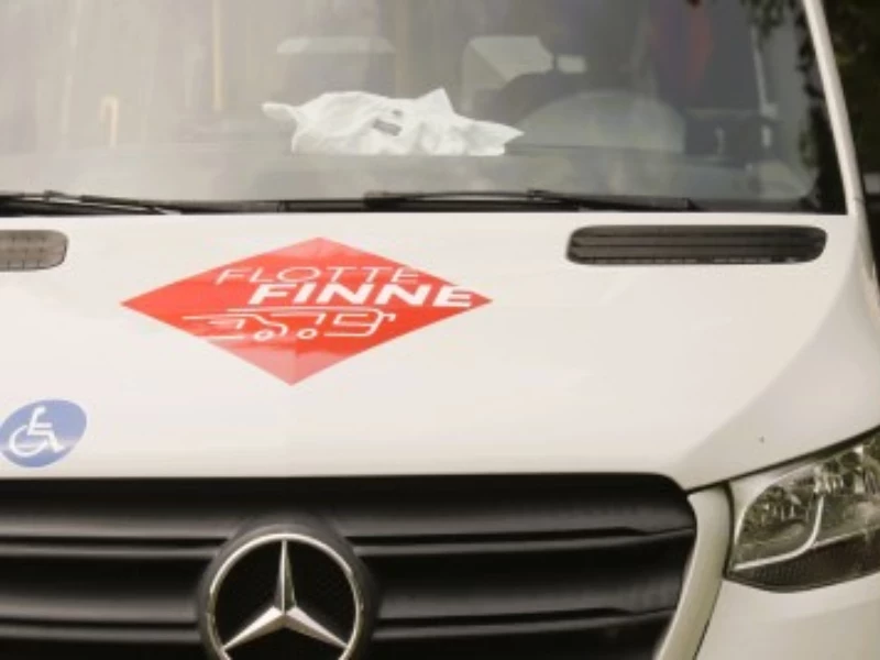 Das Logo der Flotten Finne auf einer Busbeklebung