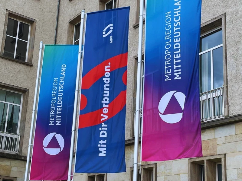 Flaggen von MDV und Europäischer Metropolregion wehen im Wind