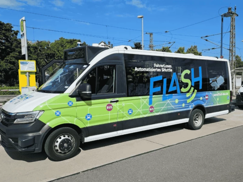 Autmatisiiert fahrendes Shuttle FLASH parkt an der Haltestelle