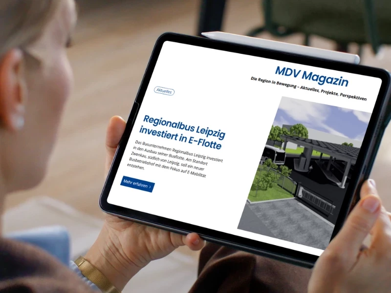 Person browst auf einem Tablet in der Übersicht des MDV Magazin