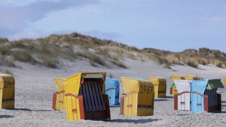 Bunte Strandkörbe in Ostfriesland am Strand