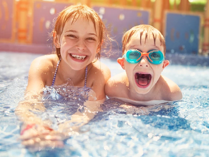 Zwei lachende Kinder im Wasser