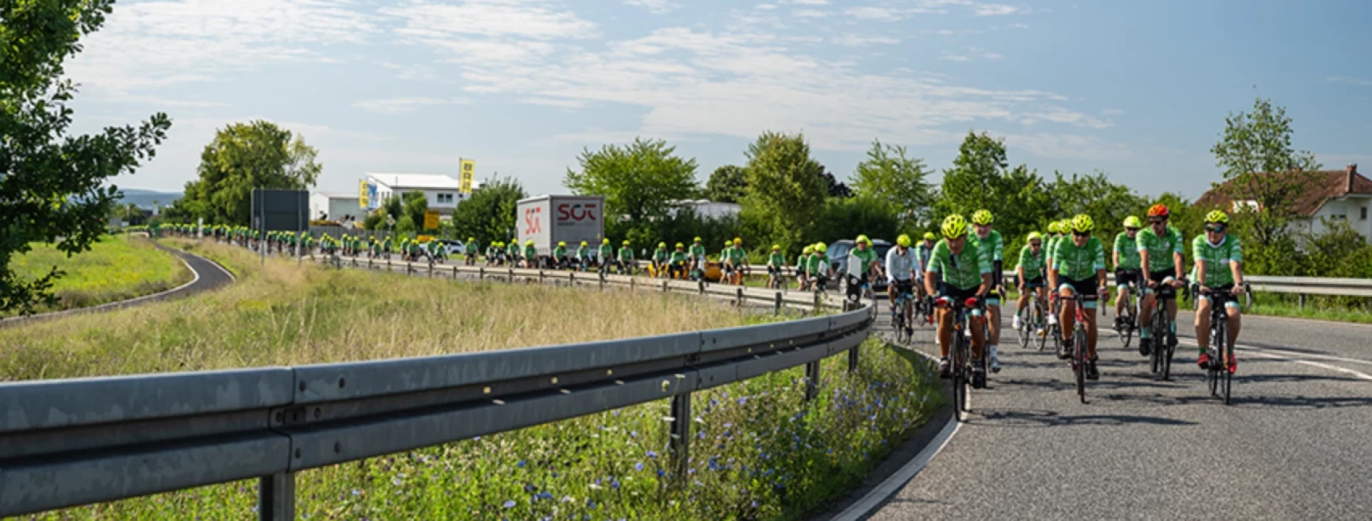 Radfahrer fahren auf einer Straße bei der Benefizradtour Tour der Hoffnung.