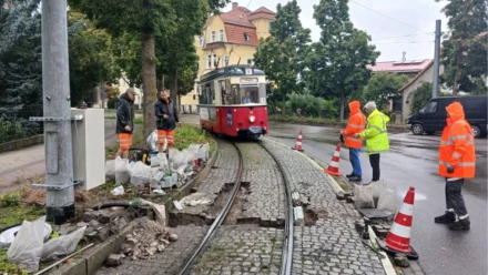 Die Naumburger Straßenbahn biegt um eine Kurve auf die neue Kurvenschmieranlage zu